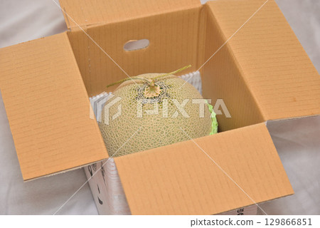Muskmelon in a cardboard box (produced in Kumamoto Prefecture) Muskmelon in a cardboard box (produced in Kumamoto Prefecture) 129866851