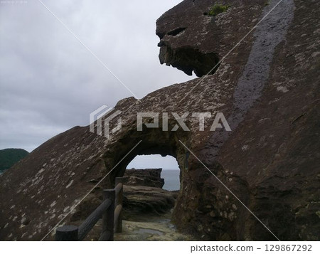 The beauty of rock formations carved by wind and waves - Onigajo, Kumano The beauty of rock formations carved by wind and waves - Onigajo, Kumano 129867292