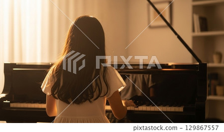 彈鋼琴的女人的後視圖 129867557