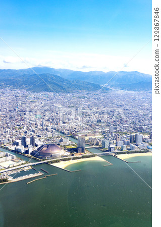 從上空俯瞰福岡灣地區 129867846