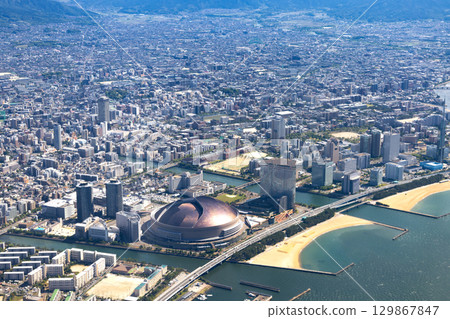 從上空俯瞰福岡灣地區 129867847