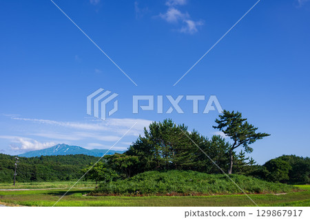 在清新的藍天下，從木坂九十九島眺望鳥海山 129867917
