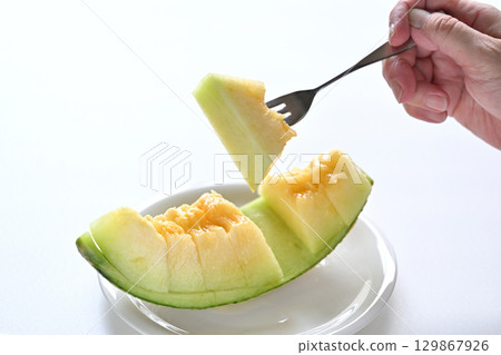Image of someone about to eat a muskmelon (produced in Kumamoto Prefecture) 129867926