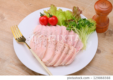 沙拉雞，雞胸肉菜。這是市售的沙拉雞。 129868388