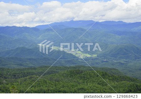 盛夏時節從山上眺望周圍的山 盛夏時節從山上眺望周圍的山 129868423