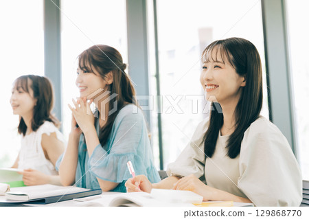 女大學生在課堂上 129868770