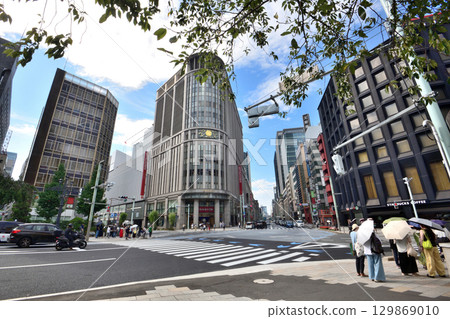 夏日陽光下的日本橋北詰十字路口的景色 夏日陽光下的日本橋北詰十字路口的景色 129869010