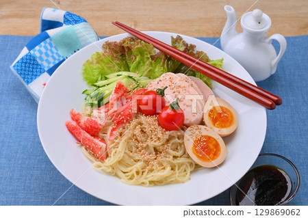 夏季涼拌中式麵條新食材！沙拉雞肉、生菜、水煮蛋、蟹肉棒、櫻桃番茄和小黃瓜。 129869062
