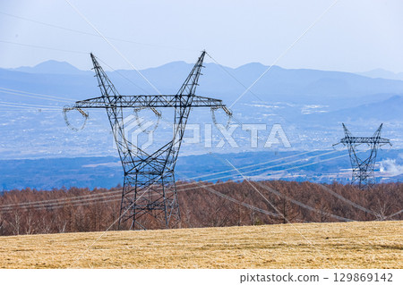 架設在高山高原上的輸電塔 129869142