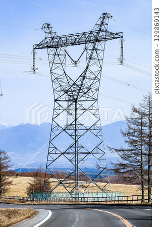 架設在高山高原上的輸電塔 129869143
