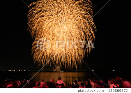 夏日夜空中綻放的煙火與人 夏日夜空中綻放的煙火與人 129869272