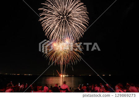 夏日煙火點亮夜空 夏日煙火點亮夜空 129869273