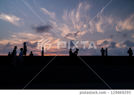 Silhouettes of people in the sunset Silhouettes of people in the sunset 129869293