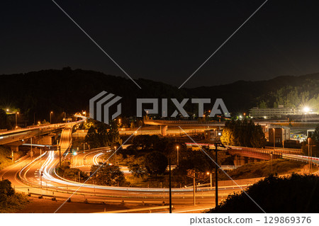 用長曝光拍攝的路口夜景 129869376