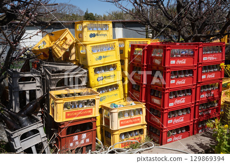A collection box for empty bottles piled up during recycling 129869394