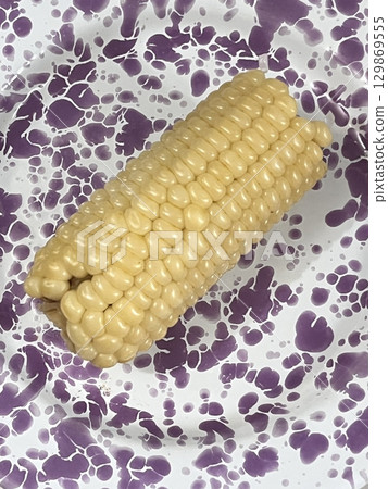 Freshly boiled corn on the cob, tender and juicy, ready to eat. Perfectly cooked to bring out the natural sweetness of each kernel, ideal for a delicious, simple side dish. 129869555