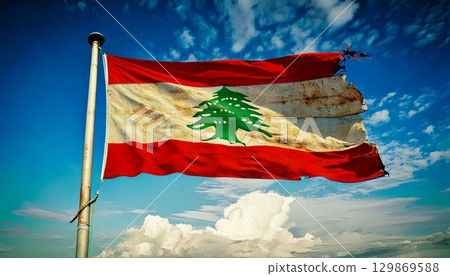一面破舊不堪的黎巴嫩國旗。 129869588