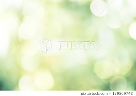 具有模糊光線和散景的綠色背景 129869748