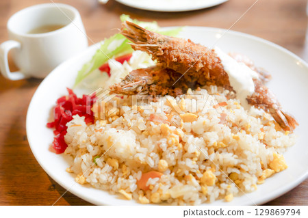 Cafe Lunch: Luxurious Fried Shrimp 129869794