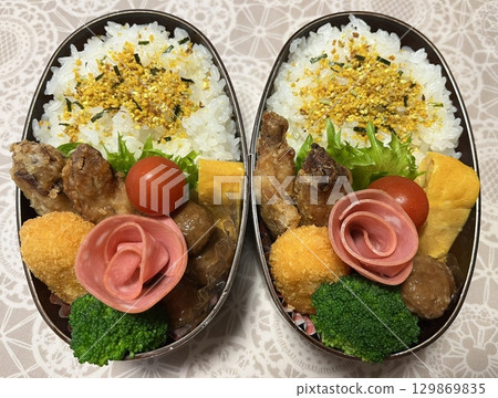 A traditional Korean dosirak, beautifully arranged with rice, assorted banchan, and savory proteins. Balanced and visually inviting, its a portable meal packed with vibrant flavors. 129869835