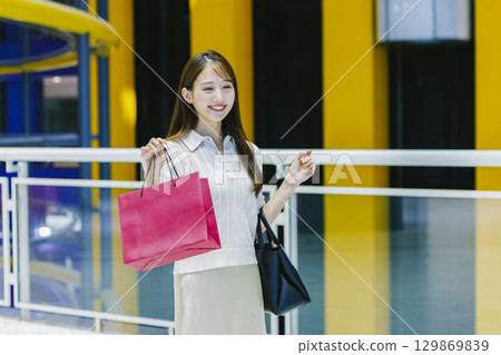 在商場購物的女人 129869839