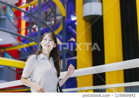 在商場購物的女人 129869842