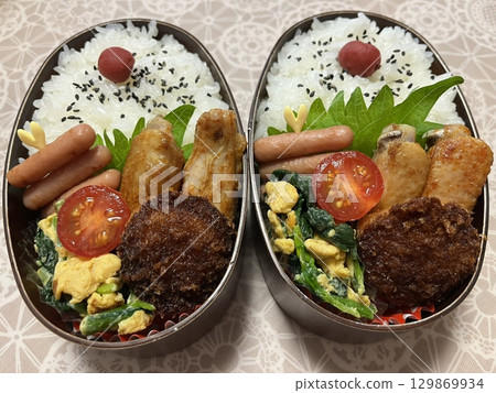A traditional Korean dosirak, beautifully arranged with rice, assorted banchan, and savory proteins. Balanced and visually inviting, its a portable meal packed with vibrant flavors. 129869934