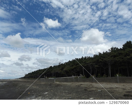 Blue sky and white clouds seen at Inage Beach 129870060
