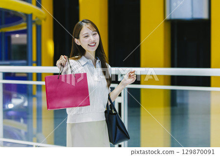 在商場購物的女人 129870091
