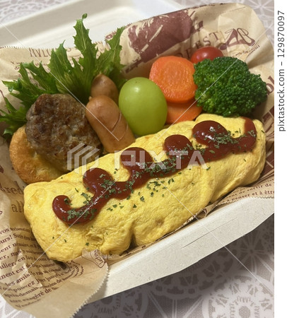 A traditional Korean dosirak, beautifully arranged with rice, assorted banchan, and savory proteins. Balanced and visually inviting, its a portable meal packed with vibrant flavors. 129870097