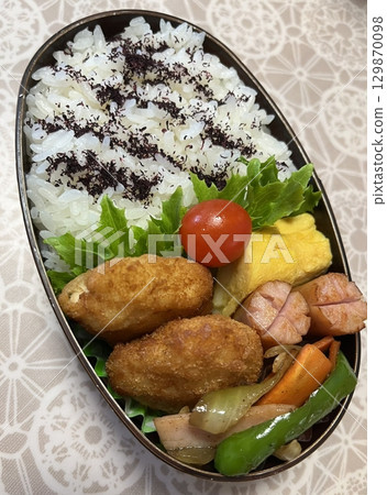 A traditional Korean dosirak, beautifully arranged with rice, assorted banchan, and savory proteins. Balanced and visually inviting, its a portable meal packed with vibrant flavors. 129870098