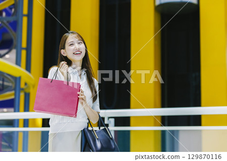 在商場購物的女人 129870116
