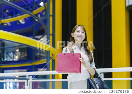 Woman shopping at the mall Woman shopping at the mall 129870186