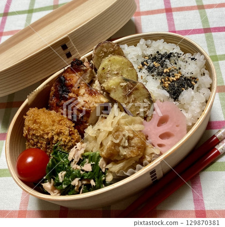 A traditional Korean dosirak, beautifully arranged with rice, assorted banchan, and savory proteins. Balanced and visually inviting, its a portable meal packed with vibrant flavors. 129870381