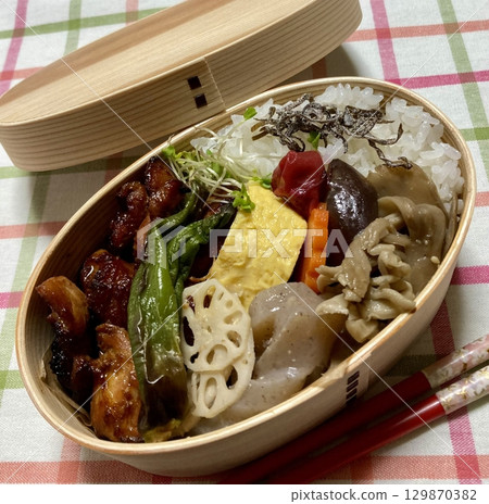 A traditional Korean dosirak, beautifully arranged with rice, assorted banchan, and savory proteins. Balanced and visually inviting, its a portable meal packed with vibrant flavors. 129870382
