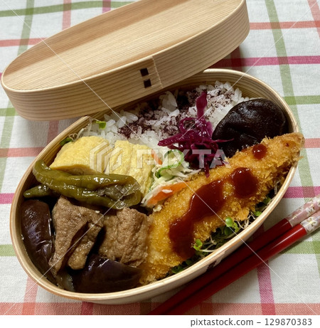 A traditional Korean dosirak, beautifully arranged with rice, assorted banchan, and savory proteins. Balanced and visually inviting, its a portable meal packed with vibrant flavors. 129870383