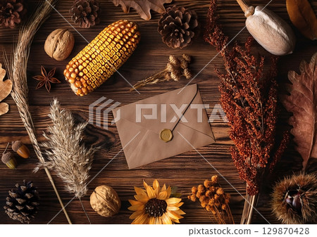 信封和秋天的圖像 129870428