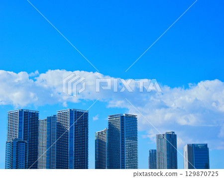 高樓大廈及藍天 高樓大廈及藍天 129870725
