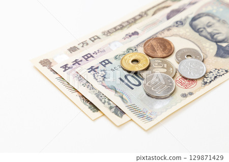 白色背景的日本貨幣 129871429