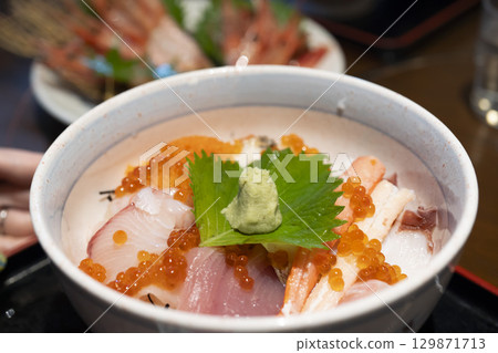 閃閃發光的鮭魚籽海鮮蓋飯 129871713