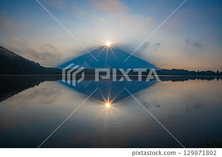 【靜岡縣】從狸湖畔眺望的雙鑽石富士 129871802