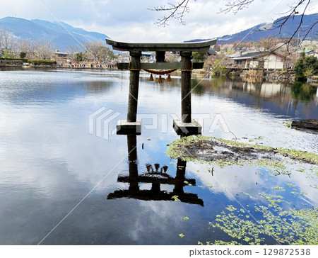 A view of Lake Kinrin and the torii gate at Yufuin in Oita Prefecture 129872538