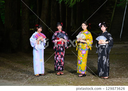 Women and girls wearing yukata 129873626