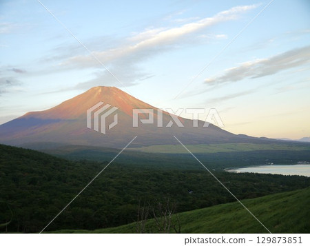 日出時的富士山 129873851