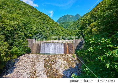 山梨縣山梨市：從西澤溪谷二又吊橋可欣賞笛吹川北側的人工瀑布和溪官山 129873863