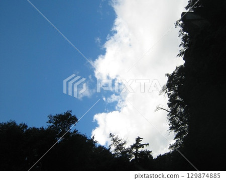 雲和陰影 129874885