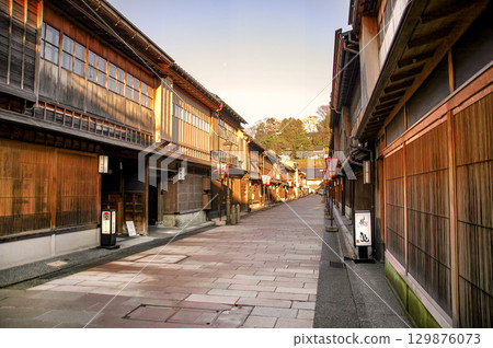 金澤東茶屋街區充滿歷史氣息，街道兩旁林立著傳統的木製町子房屋。 129876073