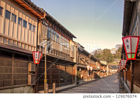 金澤東茶屋街的傍晚景色，充滿氛圍的木製町屋和傳統街景。 129876074