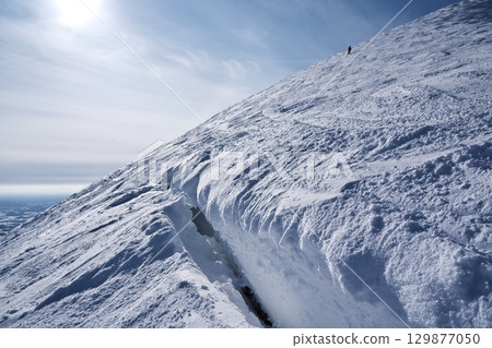 隆冬時節，新雪谷安努普利峰北脊的冰裂縫 129877050