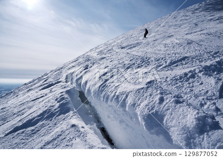 隆冬時節，新雪谷安努普利峰北脊的冰裂縫 129877052